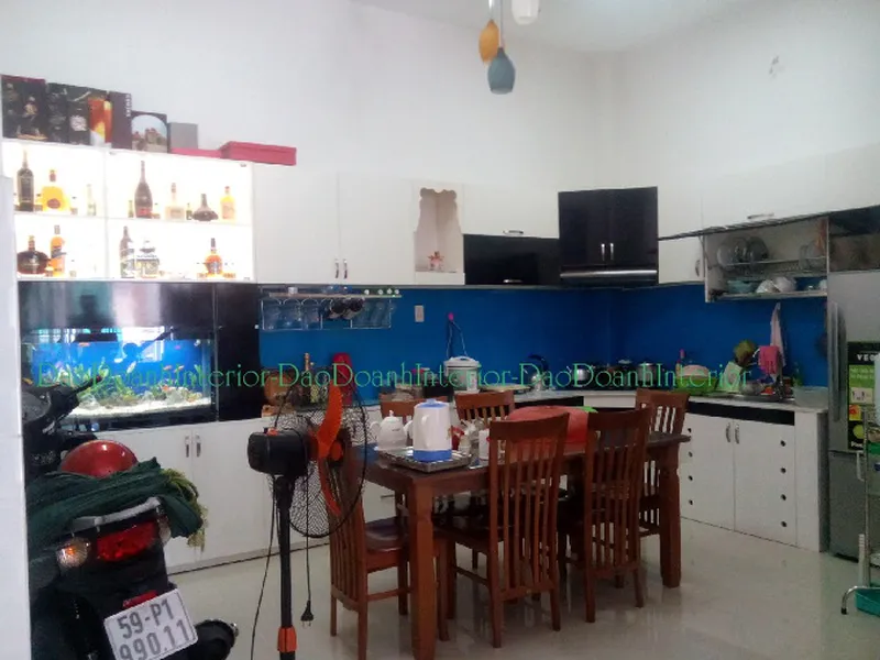 Tủ bếp gỗ ghép sơn PU màu trắng .