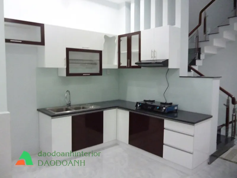 Tủ bếp gỗ tự nhiên ghép thanh Nhà Chị Đào, Q.Bình Tân