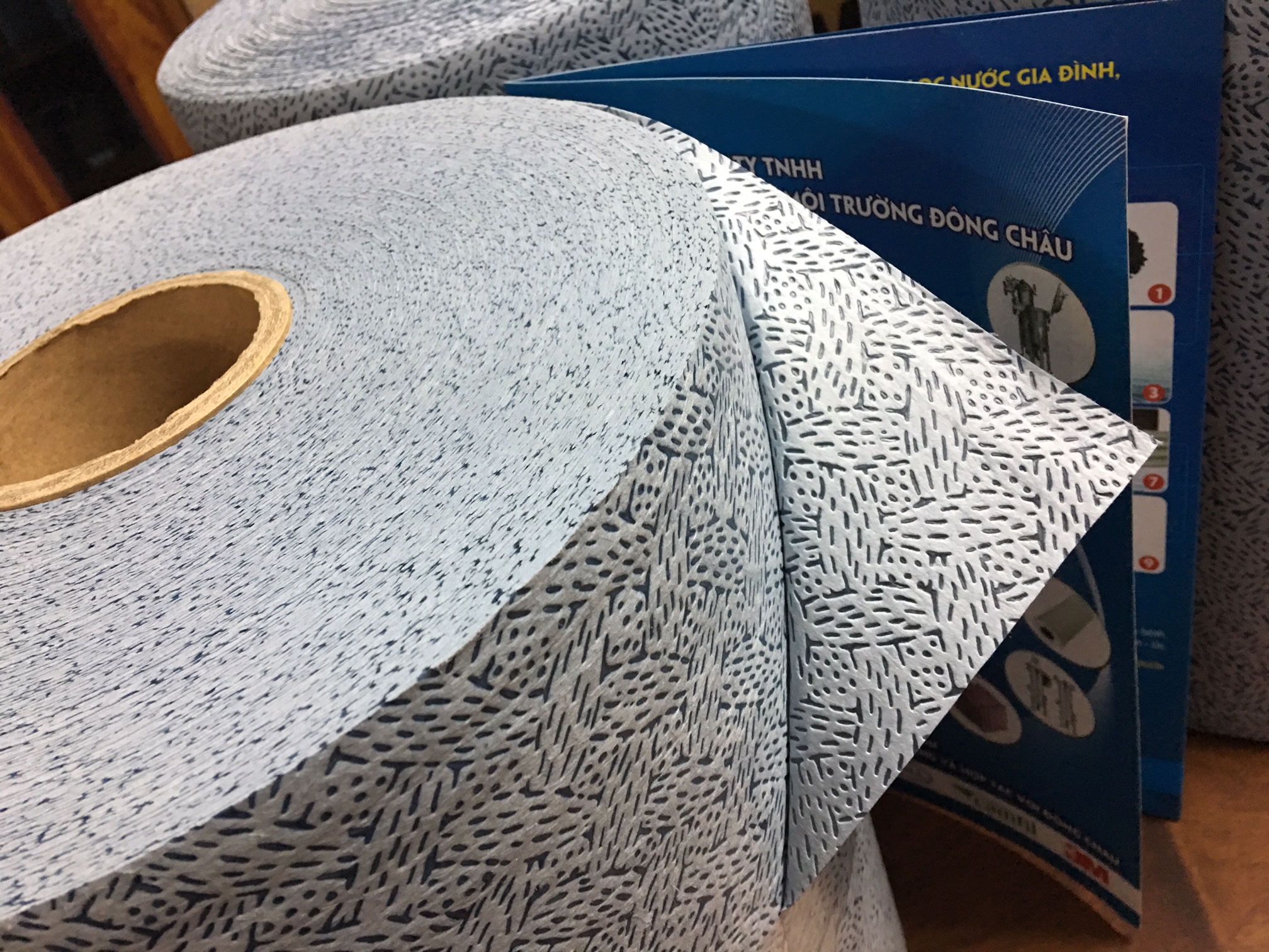 Cuộn giấy lau dầu Kimtech màu xanh 33241