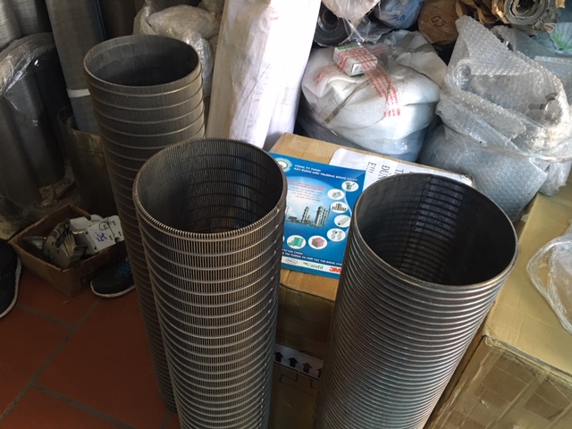 Hướng từ trong ra ngoài ống lọc khe lọc cặn