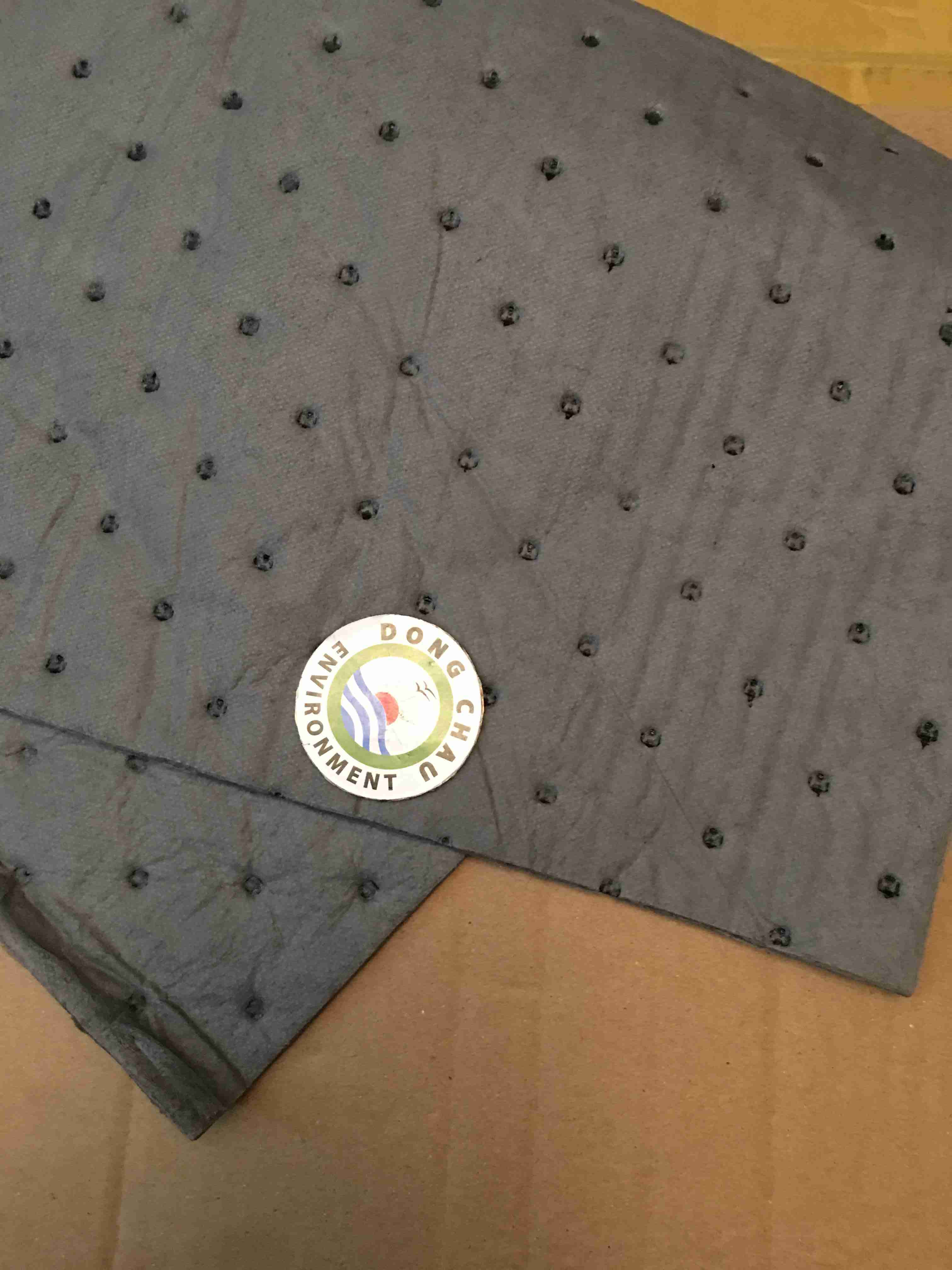 Tấm thấm dầu hóa chất màu xám