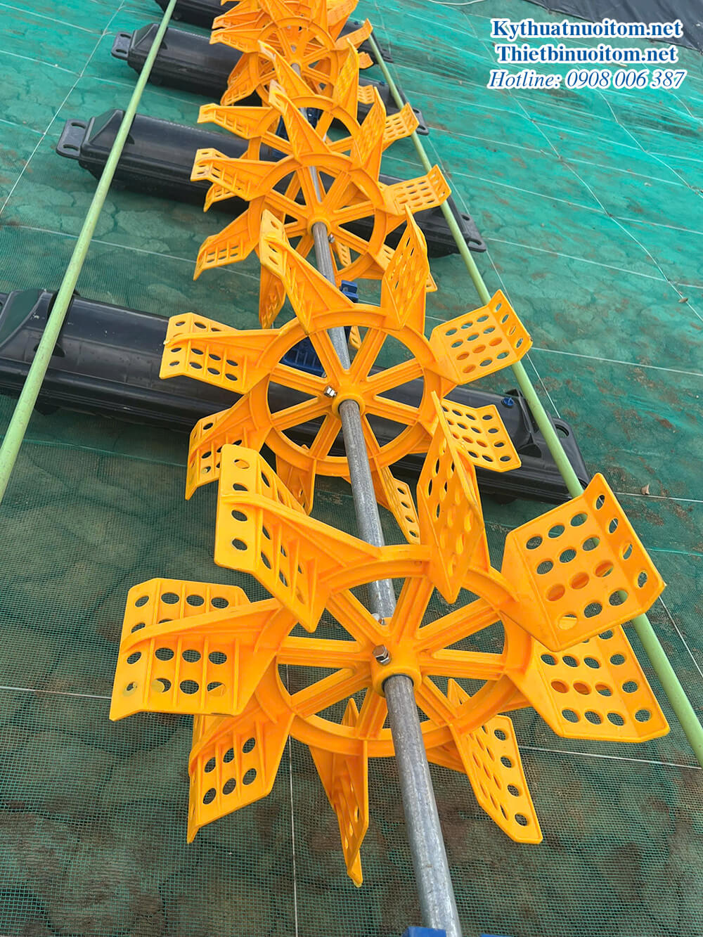 Quạt nuôi tôm là thiết bị gần như bắt buộc trong các mô hình nuôi tôm thâm canh và bán thâm canh. Quạt nuôi tôm là thiết bị gần như bắt buộc trong các mô hình nuôi tôm thâm canh và bán thâm canh.