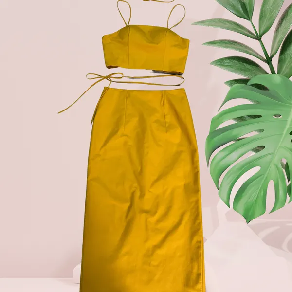 áo croptop hai dây và chân váy dài