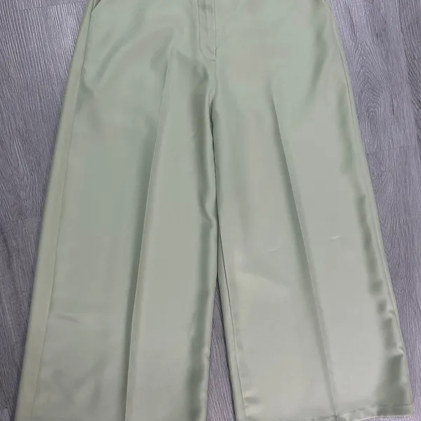 Bộ Croptop Trễ Vai Tay Phồng Phối quần Culottes - Sự Kết Hợp Hoàn Hảo Cho Phong Cách Nữ Tính