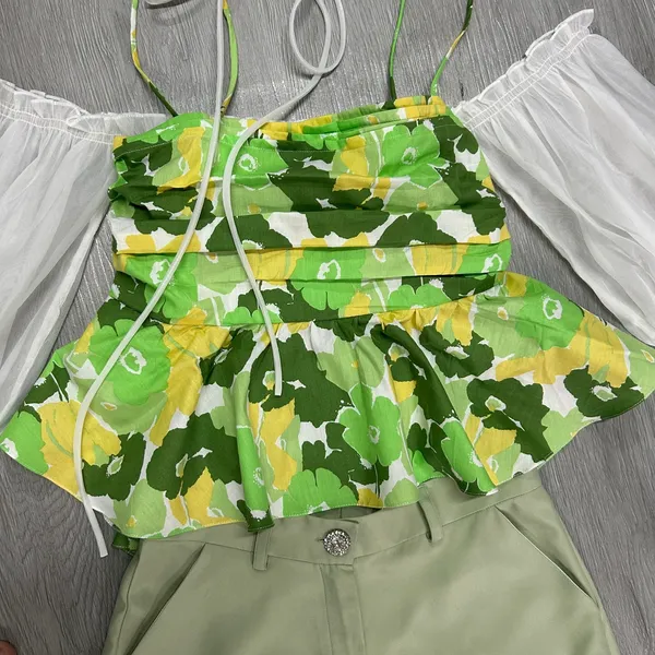 Bộ Croptop Trễ Vai Tay Phồng Phối quần Culottes - Sự Kết Hợp Hoàn Hảo Cho Phong Cách Nữ Tính