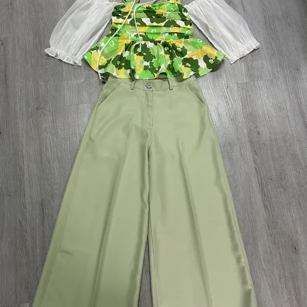 Bộ Croptop Trễ Vai Tay Phồng Phối quần Culottes - Sự Kết Hợp Hoàn Hảo Cho Phong Cách Nữ Tính