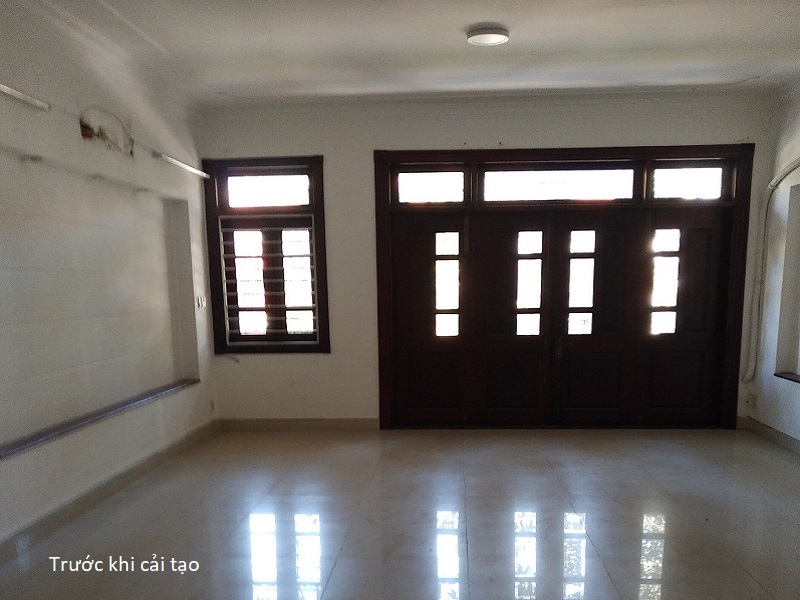 Trước khi được cải tạo sơn tường đã bị bong tróc, loang lổ, hệ thống điện bị hỏng, sàn nhà đã cũ kỹ. Trước khi được cải tạo sơn tường đã bị bong tróc, loang lổ, hệ thống điện bị hỏng, sàn nhà đã cũ kỹ.