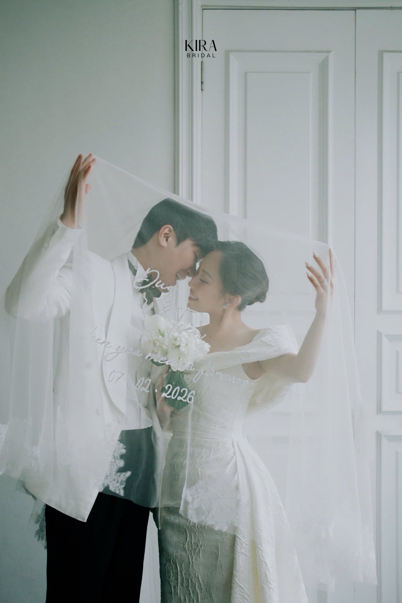 Voan cưới thêu tên trong bộ ảnh