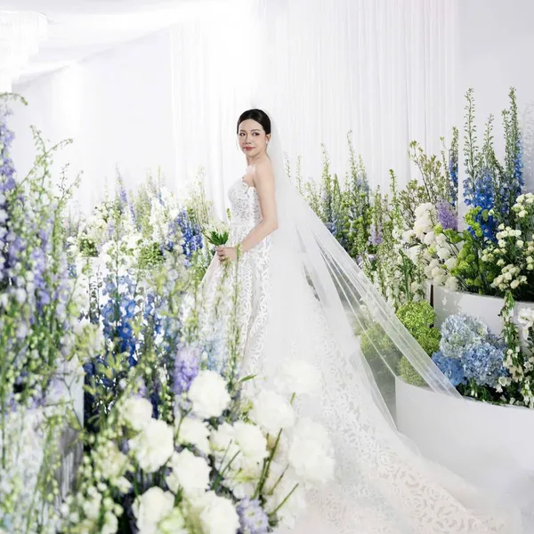 VÁY CƯỚI CÚP NGỰC REN HOA HỒNG SANG TRỌNG CHO CÔ DÂU