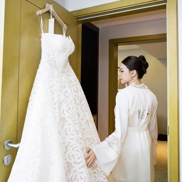 VÁY CƯỚI CÚP NGỰC REN HOA HỒNG SANG TRỌNG CHO CÔ DÂU