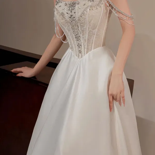 VÁY CƯỚI SUÔNG KẾT ĐÁ LẤP LÁNH KÈM CHOKER CHO CÔ DÂU