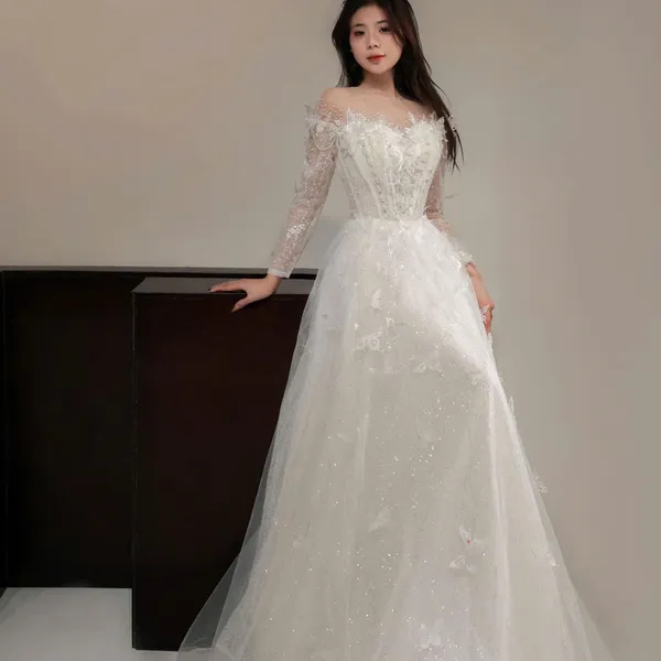 VÁY CƯỚI SUÔNG KIỂU TRỄ VAI KẾT HỒ ĐIỆP XINH XẮN