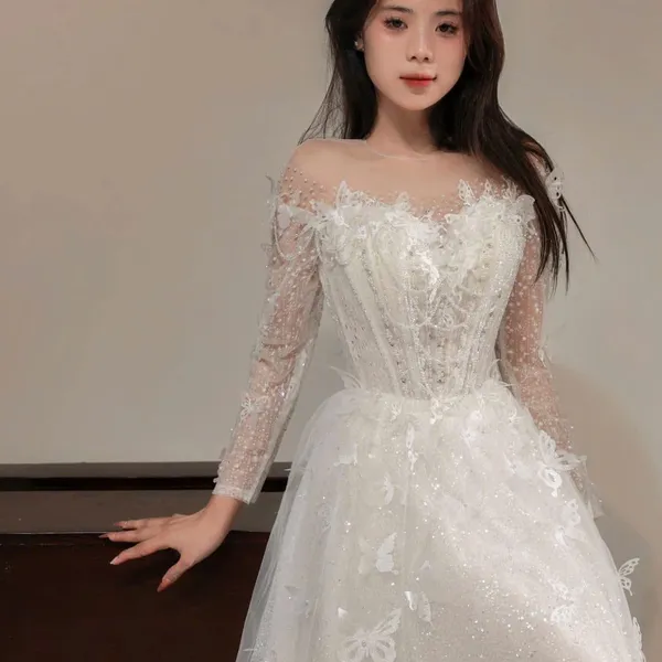 VÁY CƯỚI SUÔNG KIỂU TRỄ VAI KẾT HỒ ĐIỆP XINH XẮN