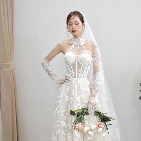 VÁY CƯỚI SUÔNG ĐI BÀN KÈM GĂNG TAY REN CỔ YẾM SANG TRỌNG