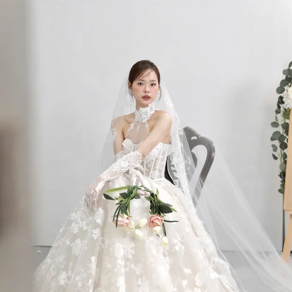 VÁY CƯỚI SUÔNG ĐI BÀN KÈM GĂNG TAY REN CỔ YẾM SANG TRỌNG