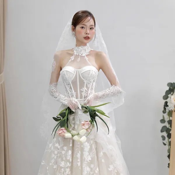 VÁY CƯỚI SUÔNG ĐI BÀN KÈM GĂNG TAY REN CỔ YẾM SANG TRỌNG