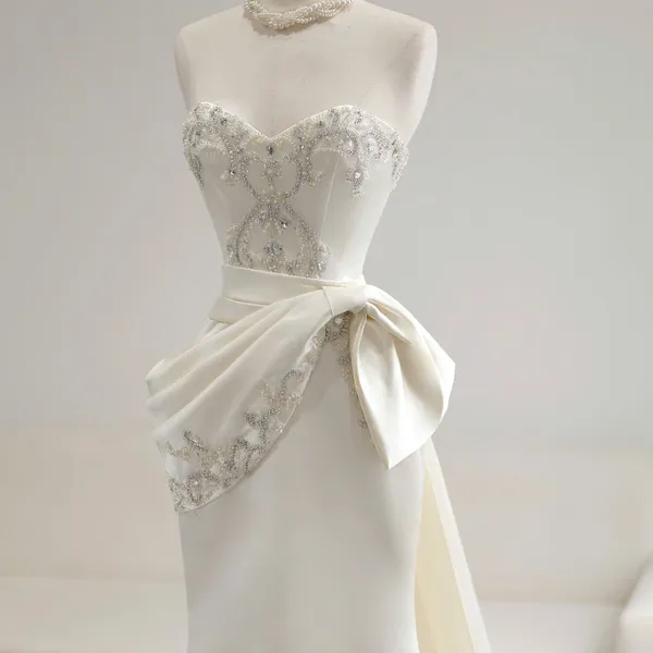 VÁY CƯỚI ĐUÔI CÁ KIỂU CÚP NGỰC KẾT ĐÁ SAPPHIRE SANG TRỌNG