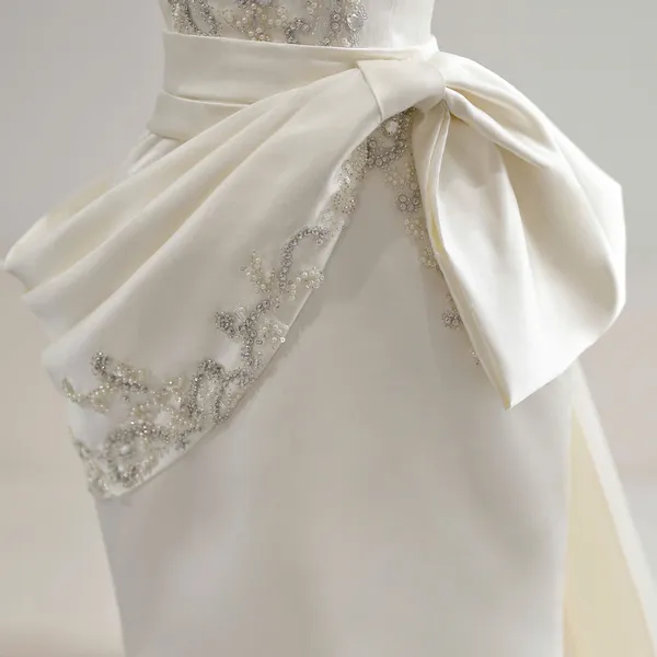 VÁY CƯỚI ĐUÔI CÁ KIỂU CÚP NGỰC KẾT ĐÁ SAPPHIRE SANG TRỌNG