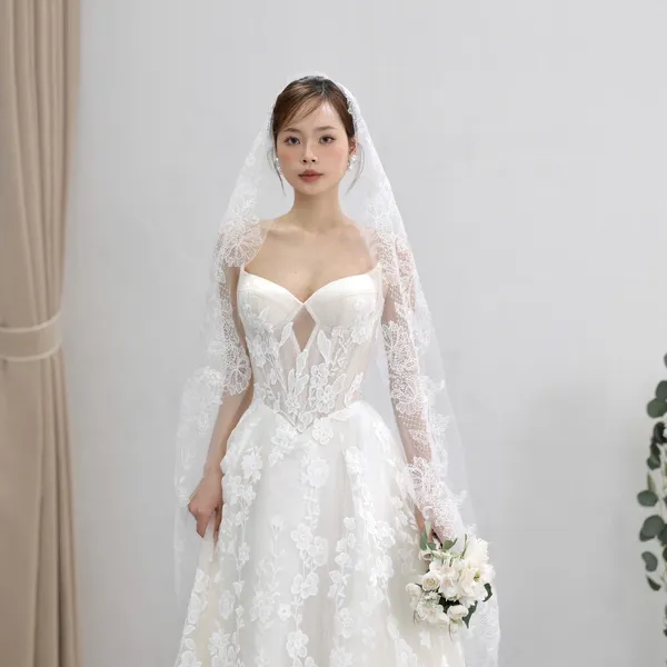 VÁY CƯỚI REN FORM SUÔNG KIỂU DÁNG QUÝ PHÁI CHO CÔ DÂU