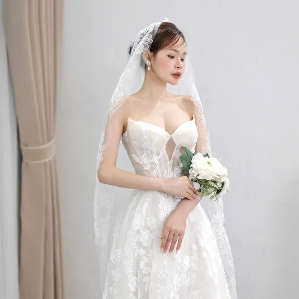 VÁY CƯỚI REN FORM SUÔNG KIỂU DÁNG QUÝ PHÁI CHO CÔ DÂU