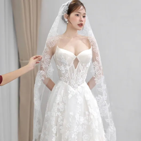 VÁY CƯỚI REN FORM SUÔNG KIỂU DÁNG QUÝ PHÁI CHO CÔ DÂU