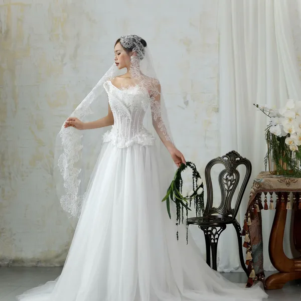 VÁY CƯỚI LÀM LỄ KIỂU DÁNG VƯƠNG GIẢ QUÝ PHÁI