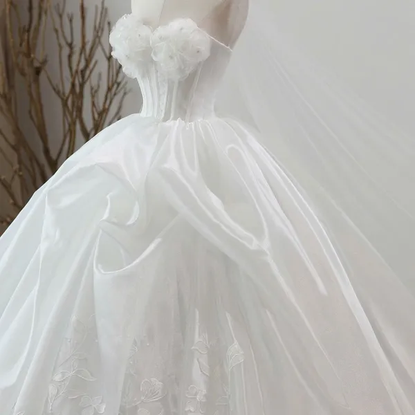 VÁY CƯỚI CÚP NGỰC KẾT HOA VOAN TẠO ĐIỂM NHẤN CUỐN HÚT