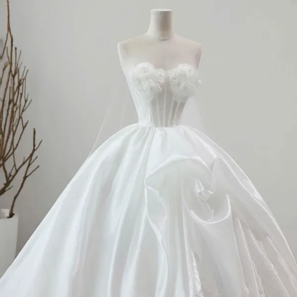 VÁY CƯỚI CÚP NGỰC KẾT HOA VOAN TẠO ĐIỂM NHẤN CUỐN HÚT