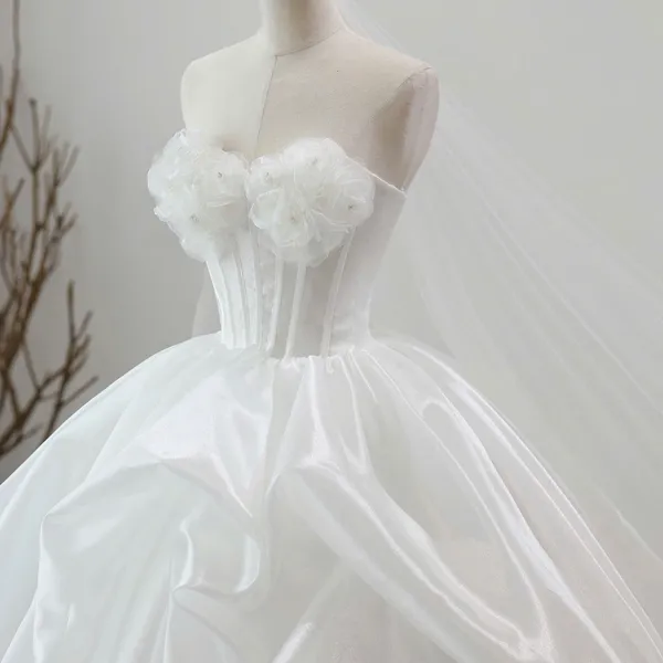 VÁY CƯỚI CÚP NGỰC KẾT HOA VOAN TẠO ĐIỂM NHẤN CUỐN HÚT