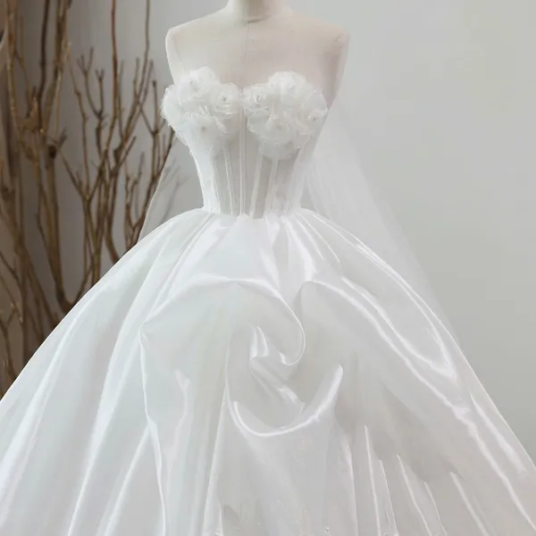 VÁY CƯỚI CÚP NGỰC KẾT HOA VOAN TẠO ĐIỂM NHẤN CUỐN HÚT