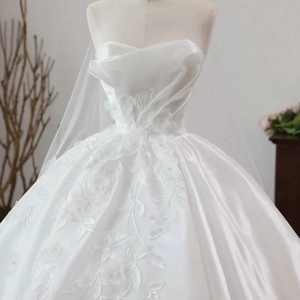 VÁY CƯỚI CÚP NGỰC KẾT HOA VOAN ĐƠN GIẢN PHONG CÁCH THANH LỊCH