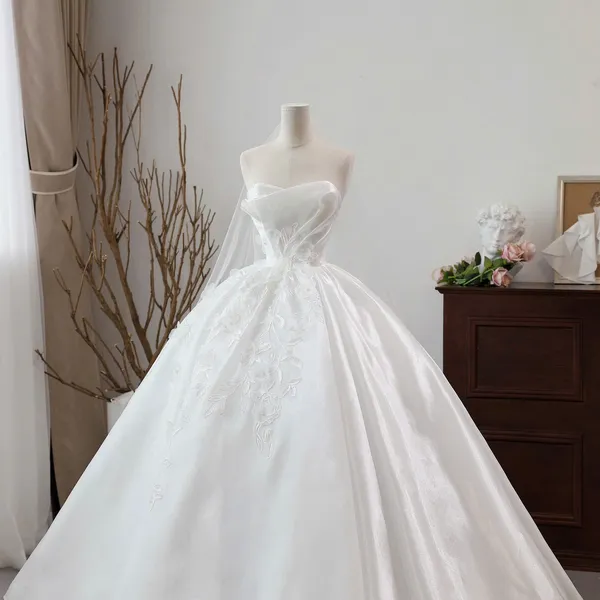 VÁY CƯỚI CÚP NGỰC KẾT HOA VOAN ĐƠN GIẢN PHONG CÁCH THANH LỊCH