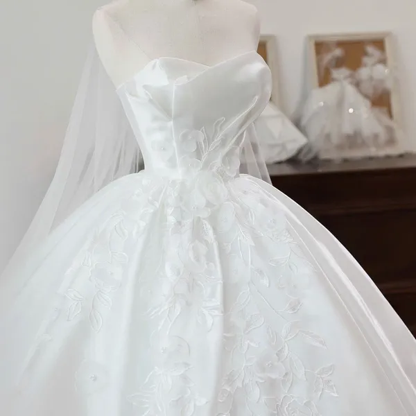 VÁY CƯỚI CÚP NGỰC KẾT HOA VOAN ĐƠN GIẢN PHONG CÁCH THANH LỊCH