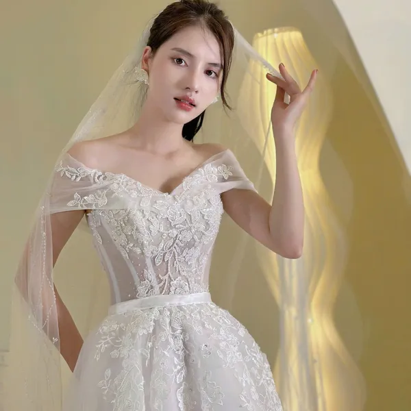 VÁY CƯỚI LÀM LỄ TRỄ VAI THÊU HOA