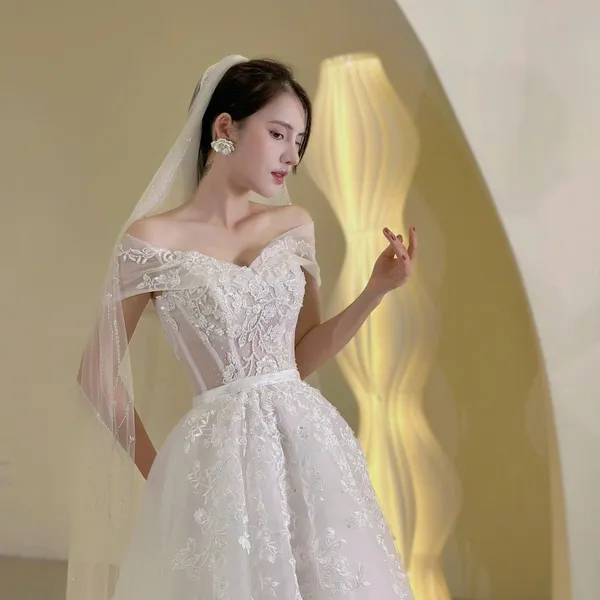 VÁY CƯỚI LÀM LỄ TRỄ VAI THÊU HOA