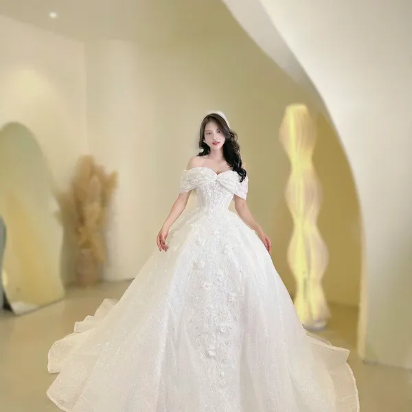 VÁY CƯỚI CÔ DÂU CÓ ĐÍNH CƯỜM VÀ THÊU HOA