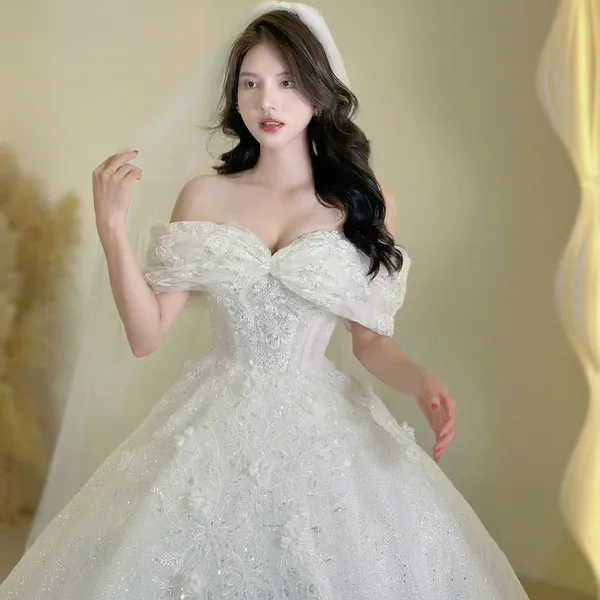 VÁY CƯỚI CÔ DÂU CÓ ĐÍNH CƯỜM VÀ THÊU HOA