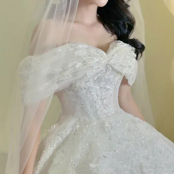 VÁY CƯỚI CÔ DÂU CÓ ĐÍNH CƯỜM VÀ THÊU HOA