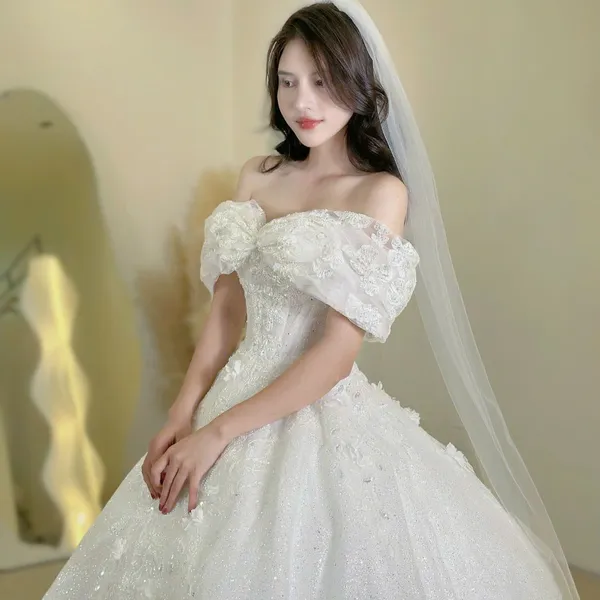 VÁY CƯỚI CÔ DÂU CÓ ĐÍNH CƯỜM VÀ THÊU HOA