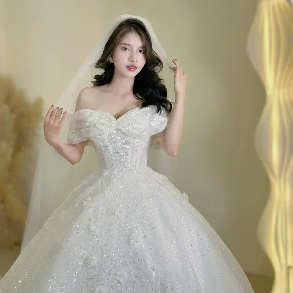 VÁY CƯỚI CÔ DÂU CÓ ĐÍNH CƯỜM VÀ THÊU HOA