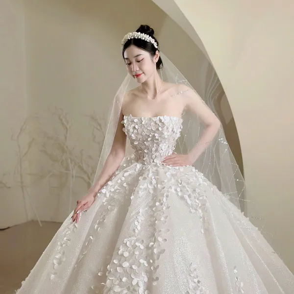 VÁY CƯỚI TÙNG XÒE ẤN TƯỢNG