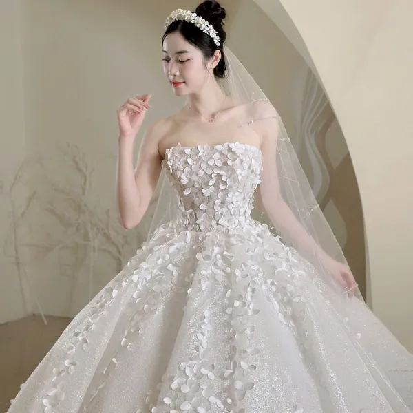 VÁY CƯỚI TÙNG XÒE ẤN TƯỢNG