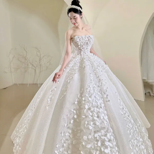 VÁY CƯỚI TÙNG XÒE ẤN TƯỢNG