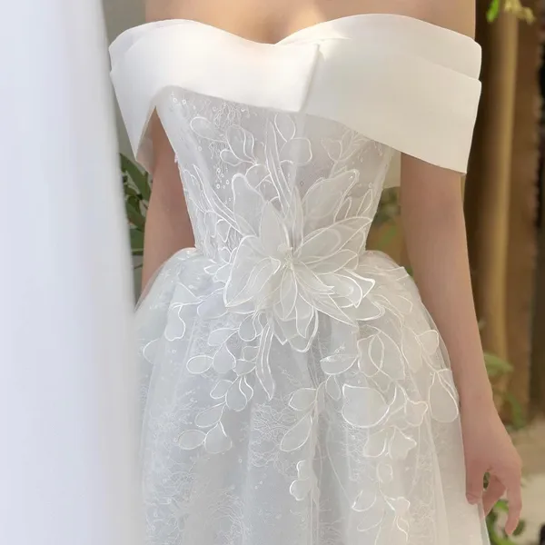 VÁY CƯỚI CHỮ A ĐI BÀN THIẾT KẾ TRỄ VAI