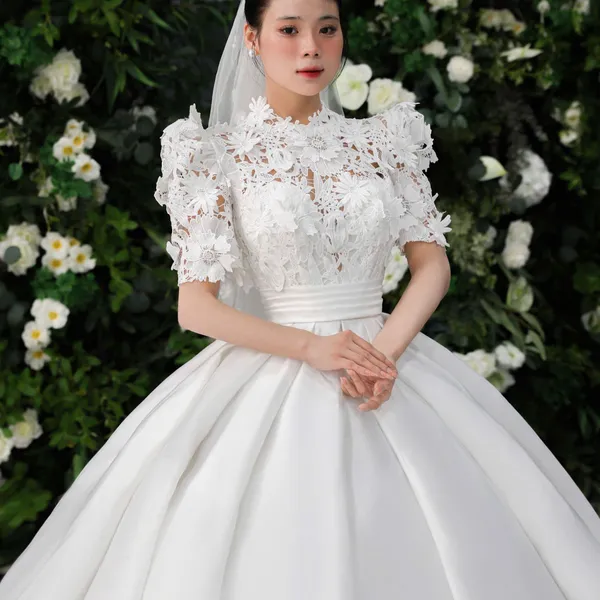 VÁY CƯỚI LÀM LỄ THÊU HOA CỔ CAO