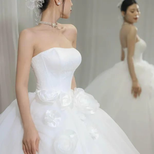 VÁY CƯỚI LÀM LỄ CÚP NGỰC KẾT HOA 3D XINH XẮN
