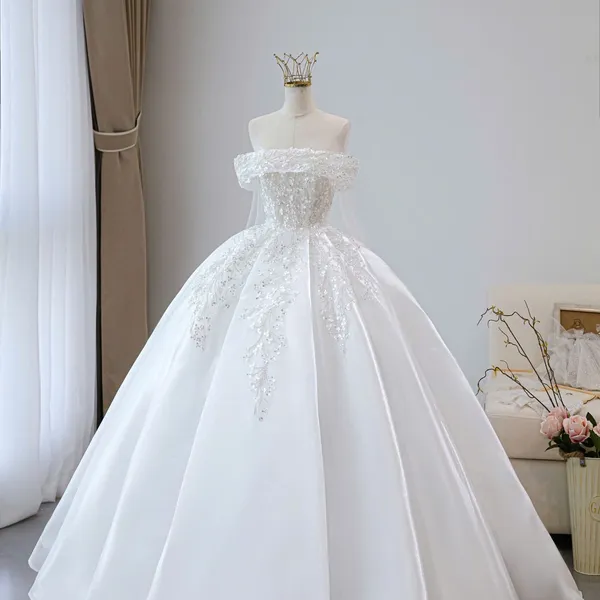 VÁY CƯỚI KIỂU TRỄ VAI ĐÍNH KẾT KIM SA LẤP LÁNH