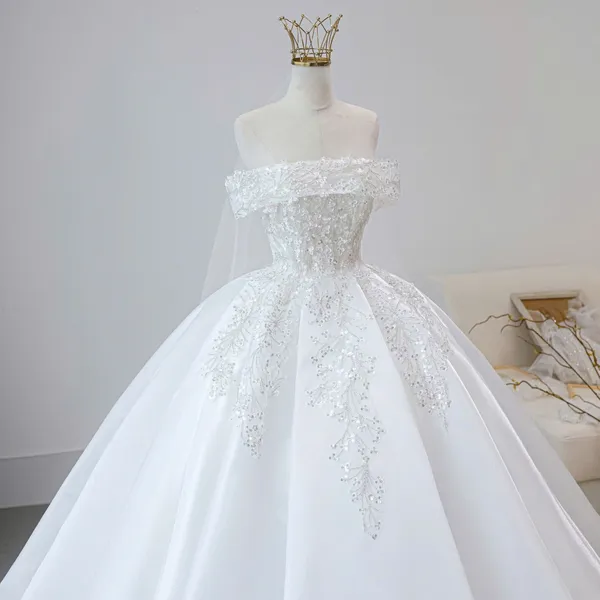 VÁY CƯỚI KIỂU TRỄ VAI ĐÍNH KẾT KIM SA LẤP LÁNH