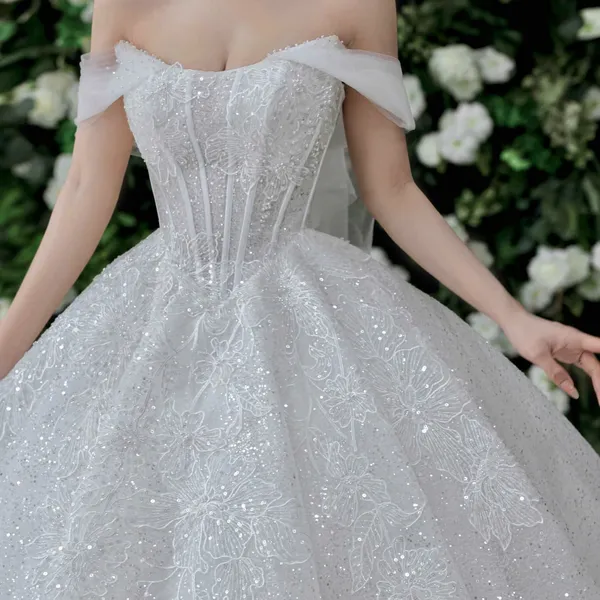 VÁY LỄ CÔ DÂU TRỄ VAI TÙNG KIM SA LẤP LÁNH