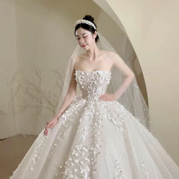 VÁY CƯỚI TÙNG XÒE KẾT HOA ẤN TƯỢNG